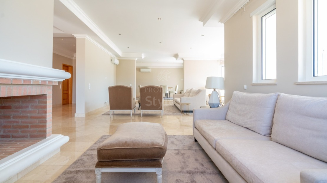 Well located villa in a development situated only 5 mins from Vale do Lobo Golf and Beach Resort