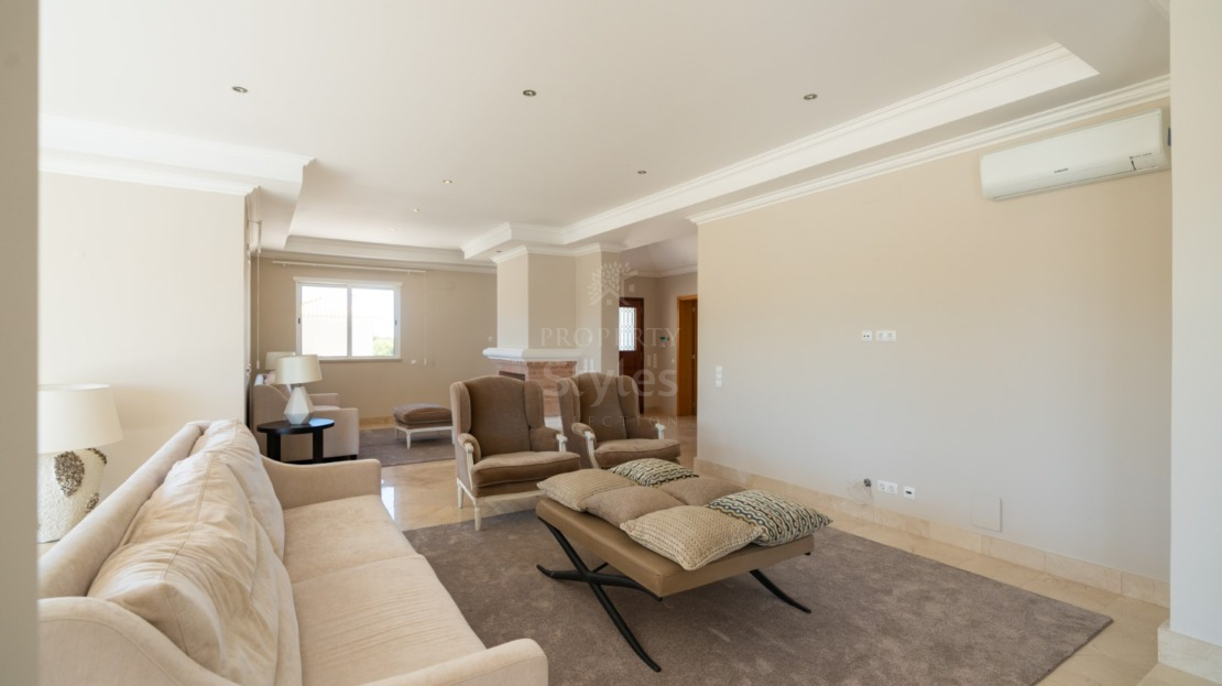 Well located villa in a development situated only 5 mins from Vale do Lobo Golf and Beach Resort