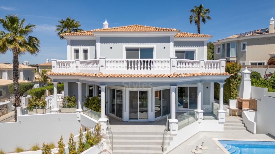 Well located villa in a development situated only 5 mins from Vale do Lobo Golf and Beach Resort