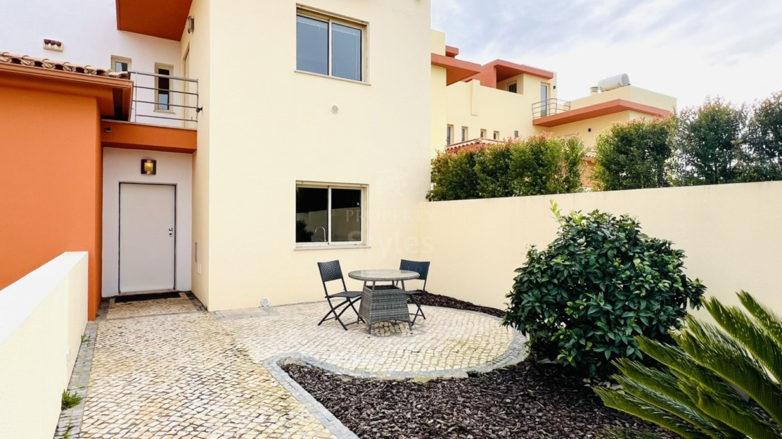 * Modern well priced and located townhouse in Fonte Santa