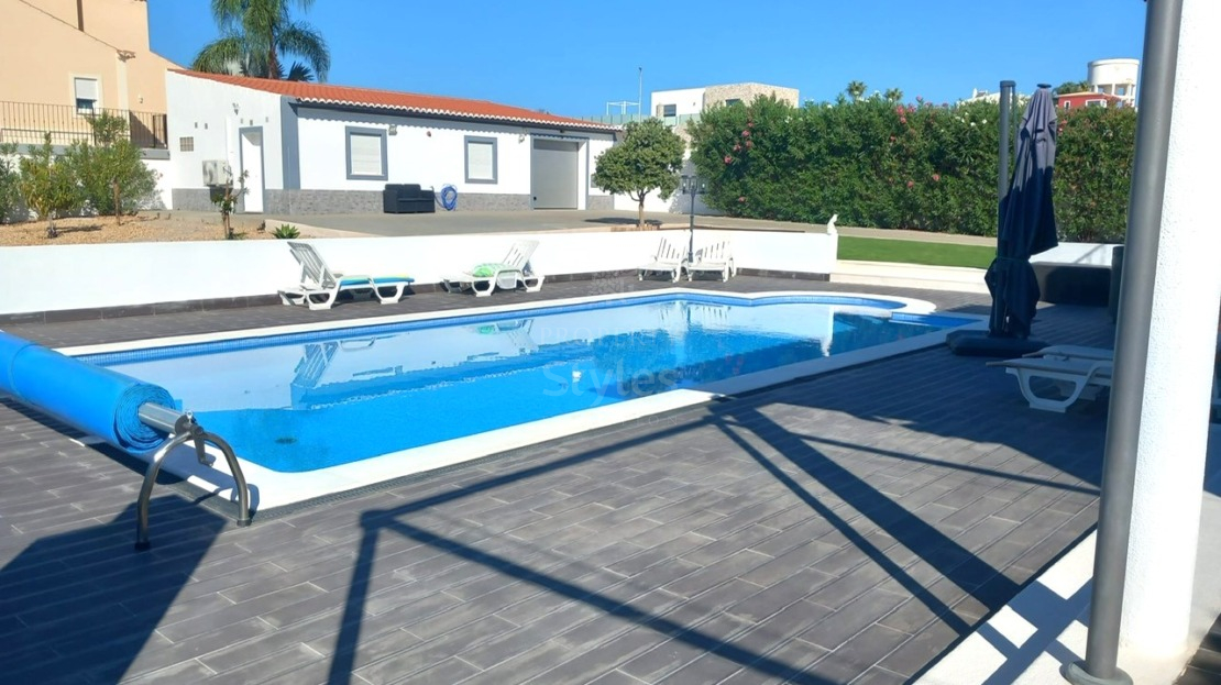 * Attractive four bedroom villa in the popular town of Olhão