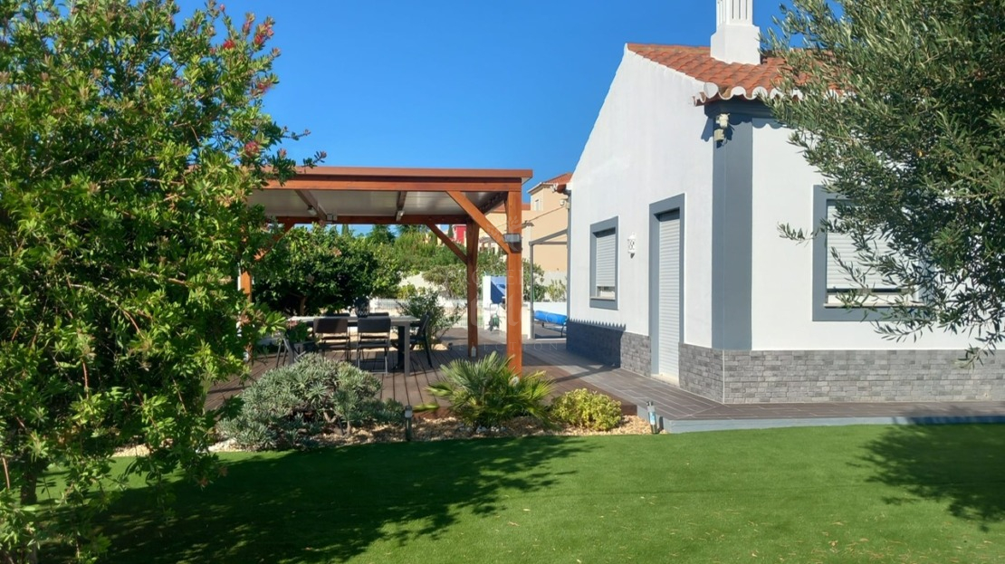 * Attractive four bedroom villa in the popular town of Olhão