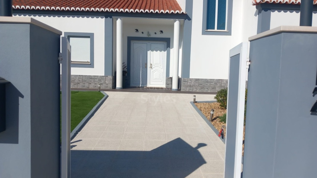 * Attractive four bedroom villa in the popular town of Olhão