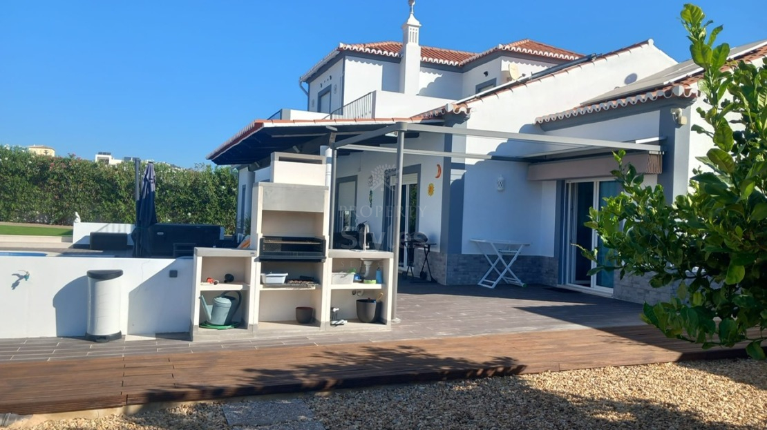 * Attractive four bedroom villa in the popular town of Olhão