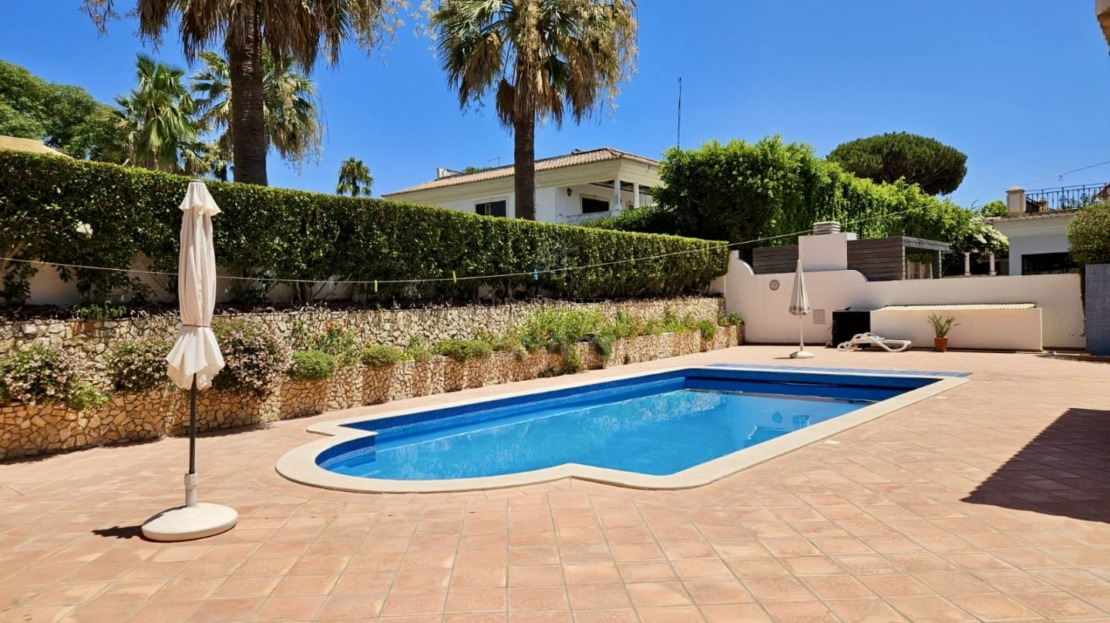 Elegant four bedroom villa with pool in private urbanisation in Almancil