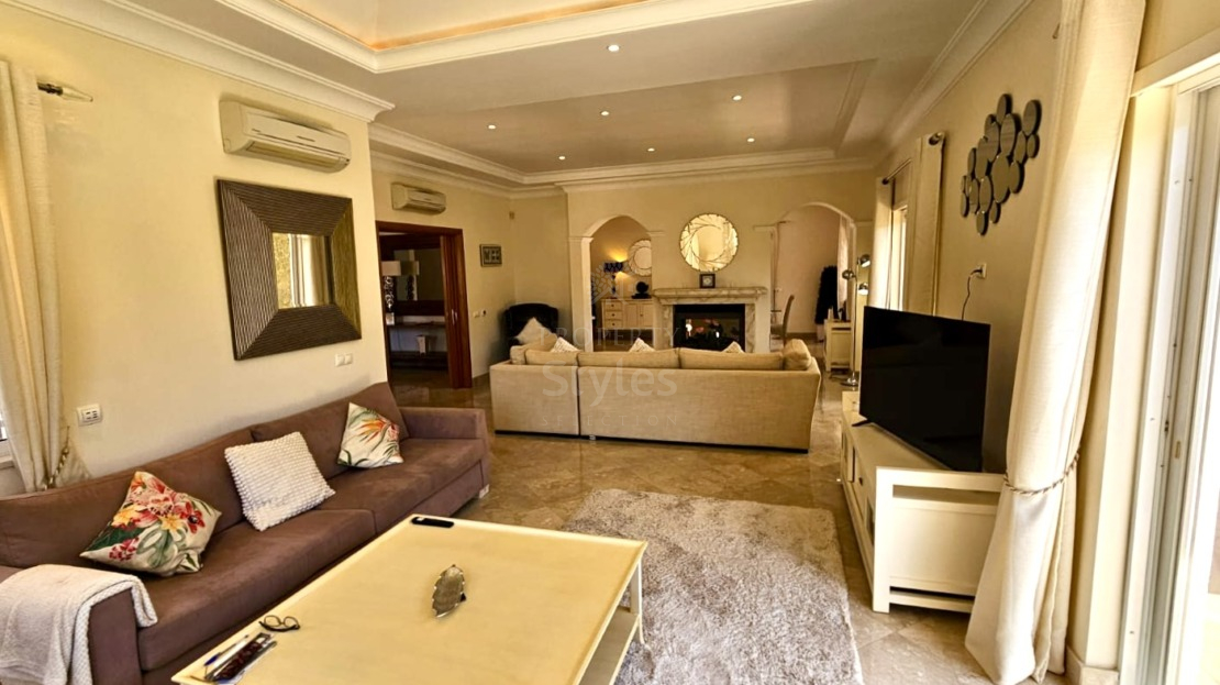 Elegant four bedroom villa with pool in private urbanisation in Almancil