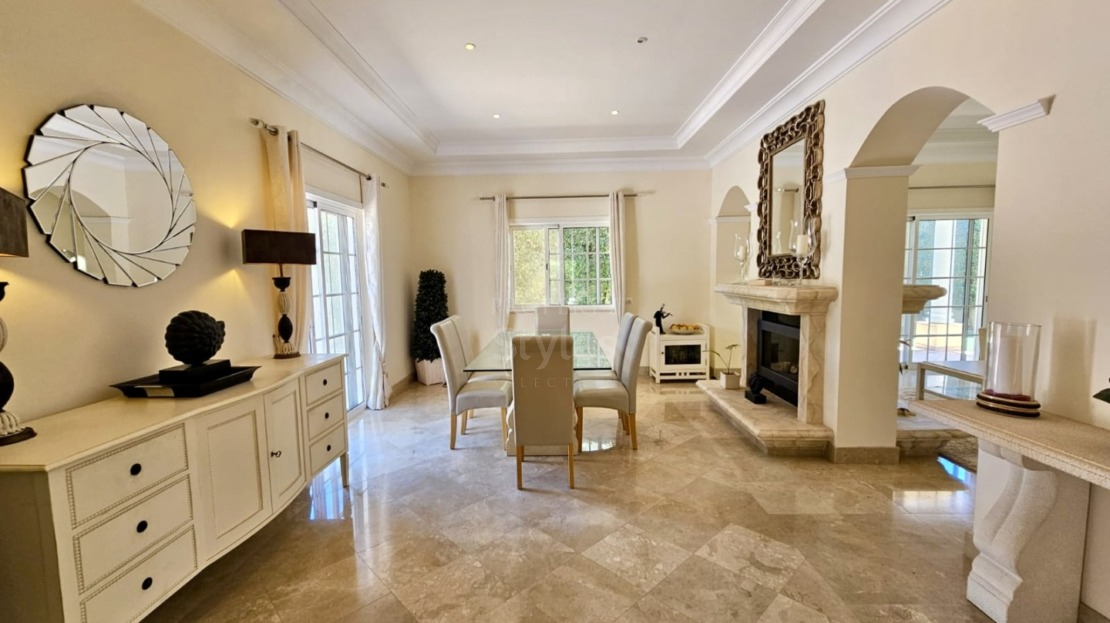 Elegant four bedroom villa with pool in private urbanisation in Almancil