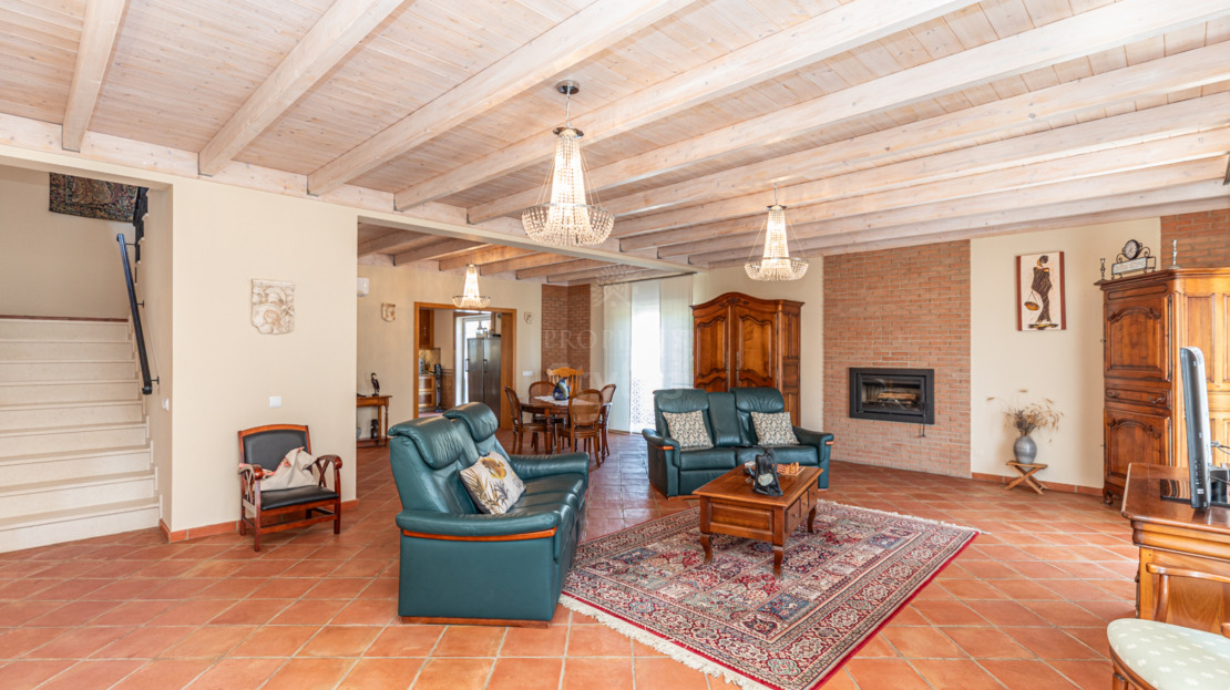 Immaculate and spacious 3-bedroom villa, furnished and equipped, in a very quiet area and just 5 minutes from the centre of São Brás de Alportel.