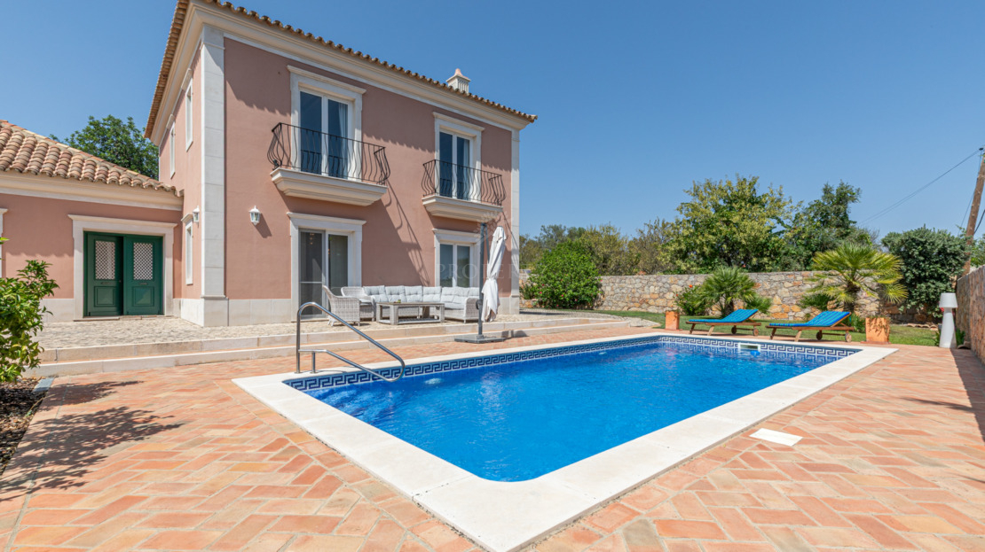 Immaculate and spacious 3-bedroom villa, furnished and equipped, in a very quiet area and just 5 minutes from the centre of São Brás de Alportel.