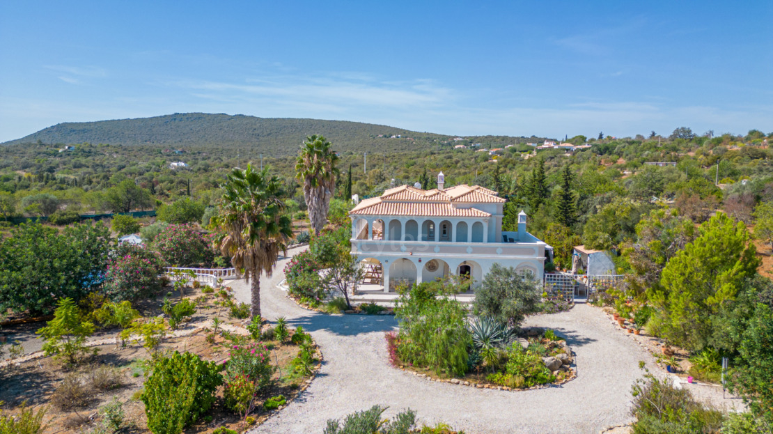 Fantastic 7 Bedroom Detached House For Sale in Moncarapacho