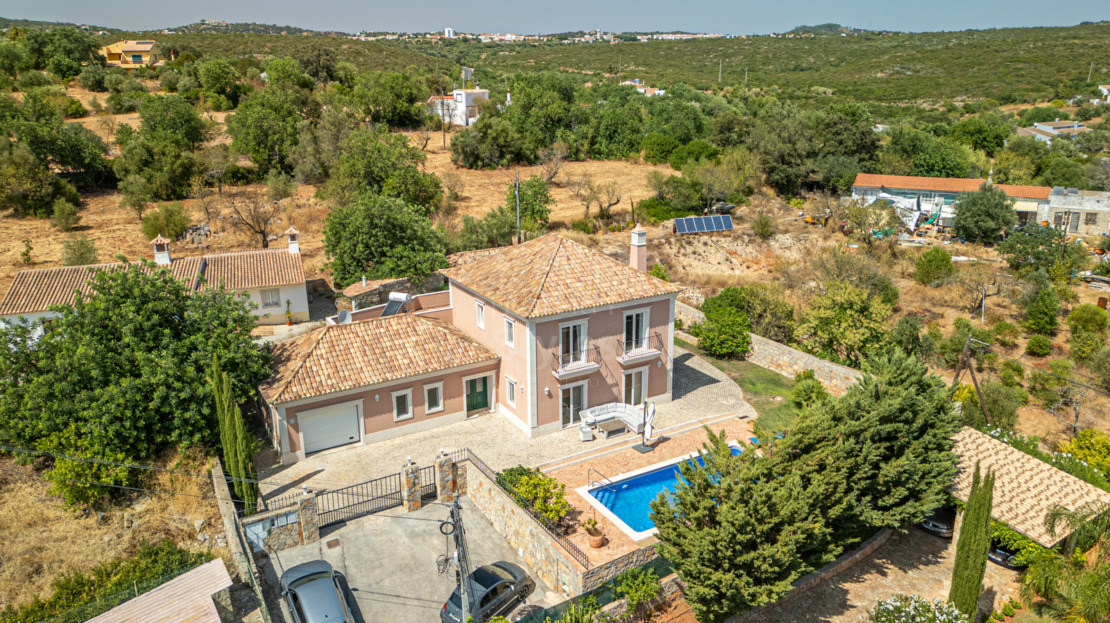 Immaculate and spacious 3-bedroom villa, furnished and equipped, in a very quiet area and just 5 minutes from the centre of São Brás de Alportel.