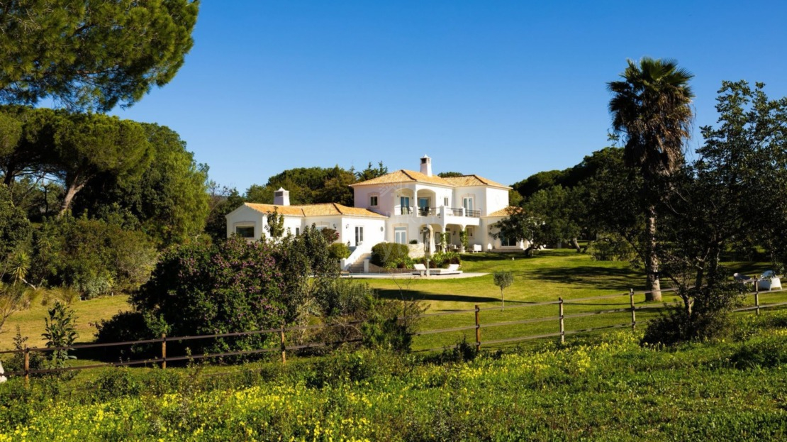 A rare opportunity to combine luxury living with privacy, countryside lifestyle and a serious passion for horses