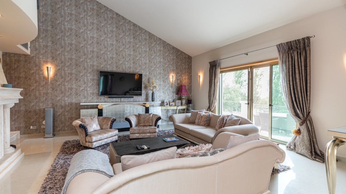 Exquisite south-facing luxury villa with sea views and private gym in Loulé