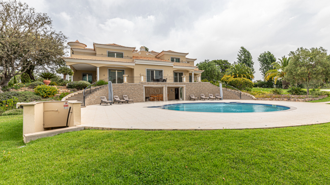 Exquisite south-facing luxury villa with sea views and private gym in Loulé
