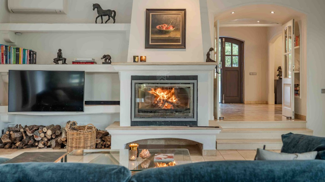 A rare opportunity to combine luxury living with privacy, countryside lifestyle and a serious passion for horses
