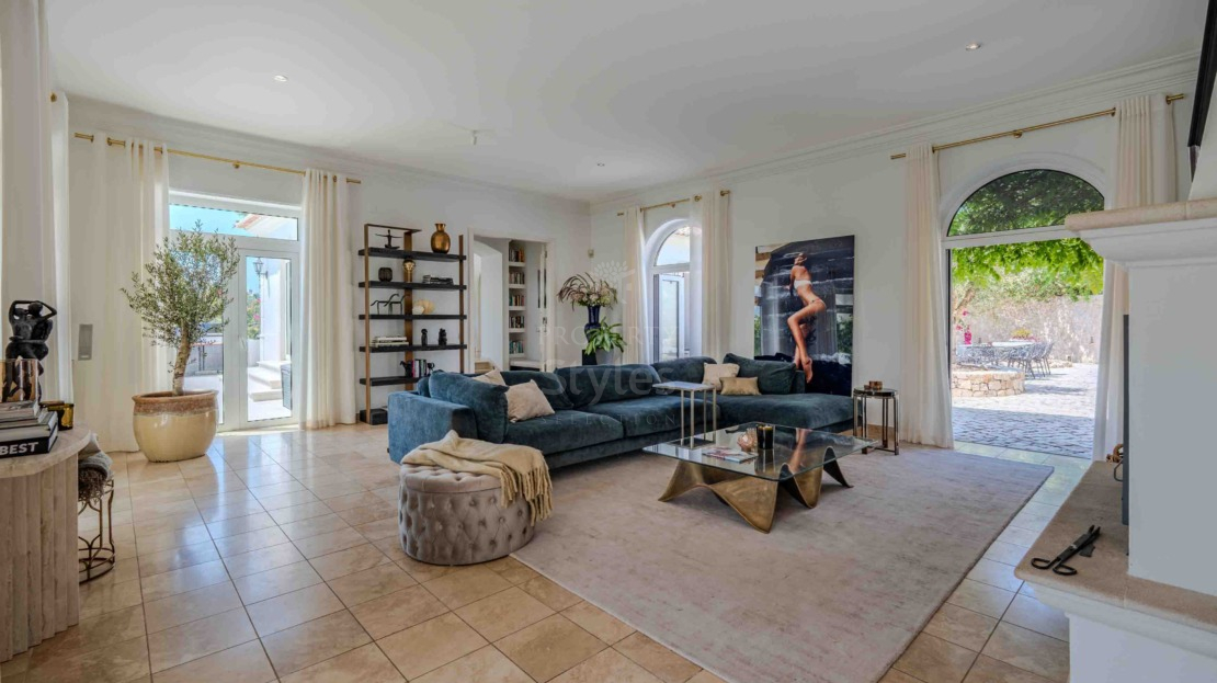 A rare opportunity to combine luxury living with privacy, countryside lifestyle and a serious passion for horses