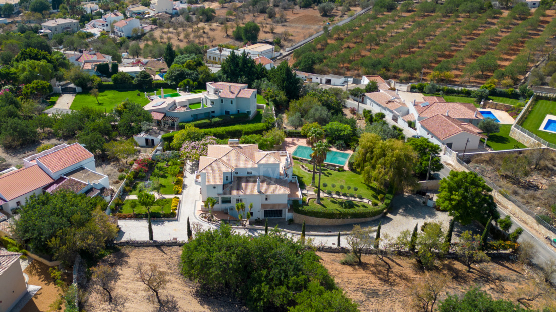 Charming Traditional Villa with Mature Gardens and Stunning Sea Views in Boliqueime Village
