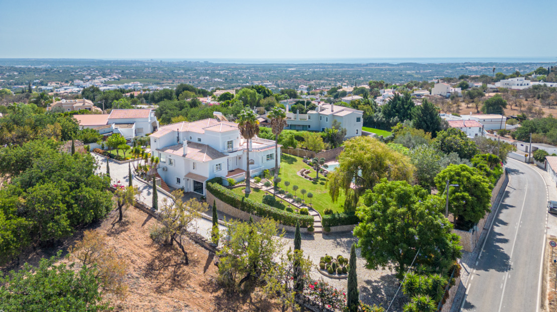 Charming Traditional Villa with Mature Gardens and Stunning Sea Views in Boliqueime Village