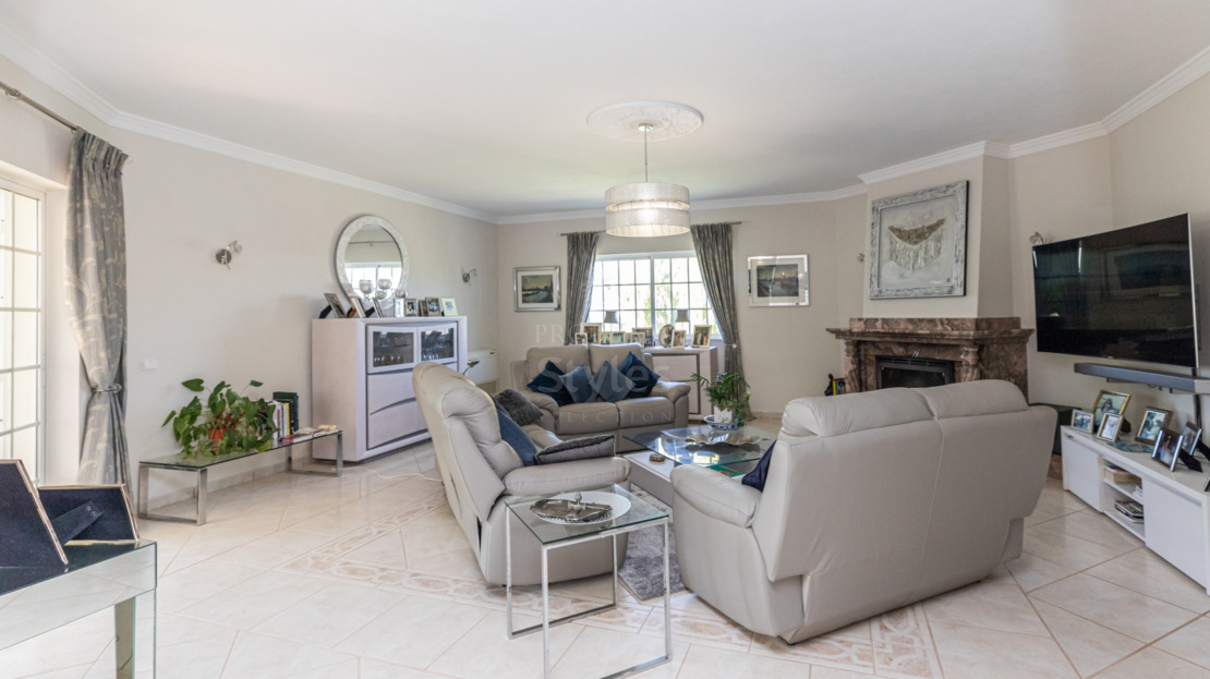 Charming Traditional Villa with Mature Gardens and Stunning Sea Views in Boliqueime Village