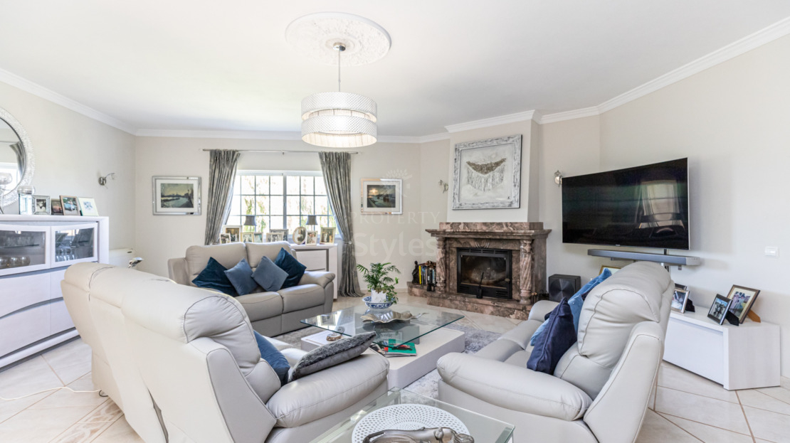 Charming Traditional Villa with Mature Gardens and Stunning Sea Views in Boliqueime Village