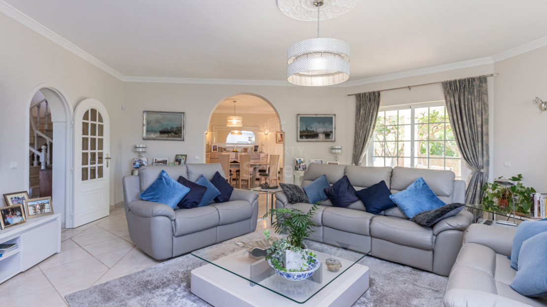 Charming Traditional Villa with Mature Gardens and Stunning Sea Views in Boliqueime Village