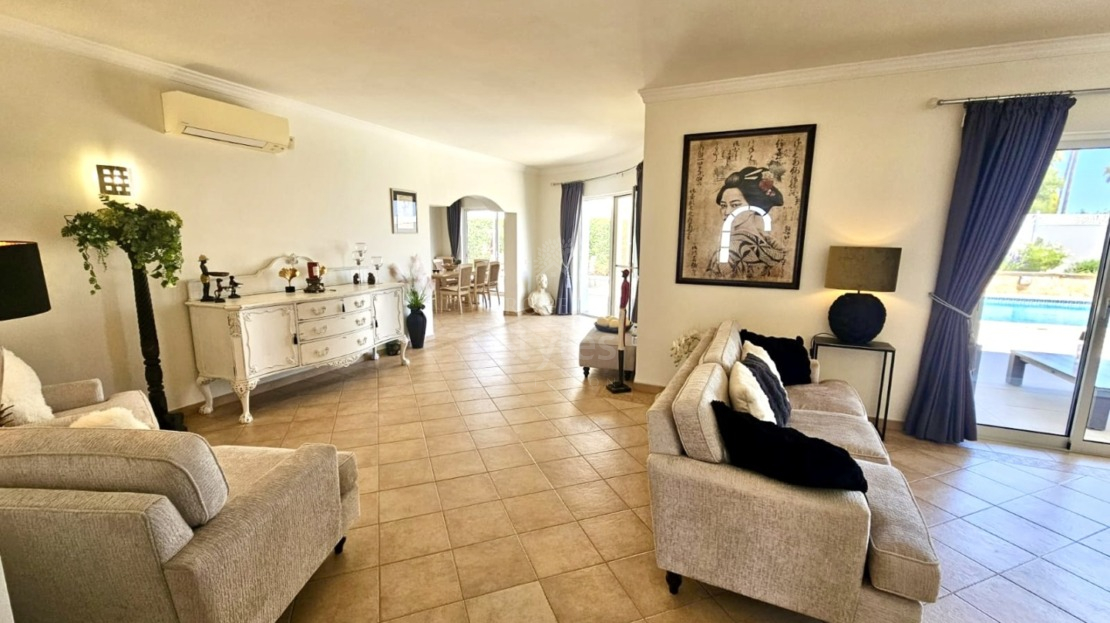 Well located five bedroom villa in Almancil
