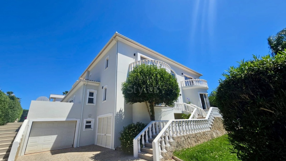 Well located five bedroom villa in Almancil