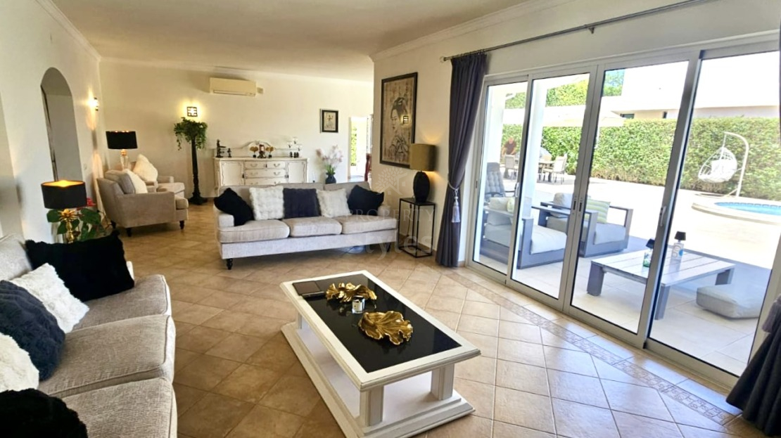 Well located five bedroom villa in Almancil