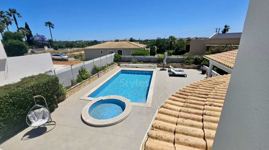 Well located five bedroom villa in Almancil