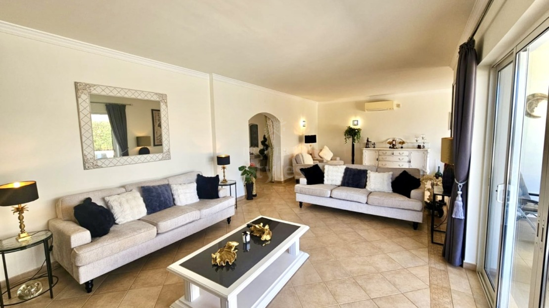 Well located five bedroom villa in Almancil