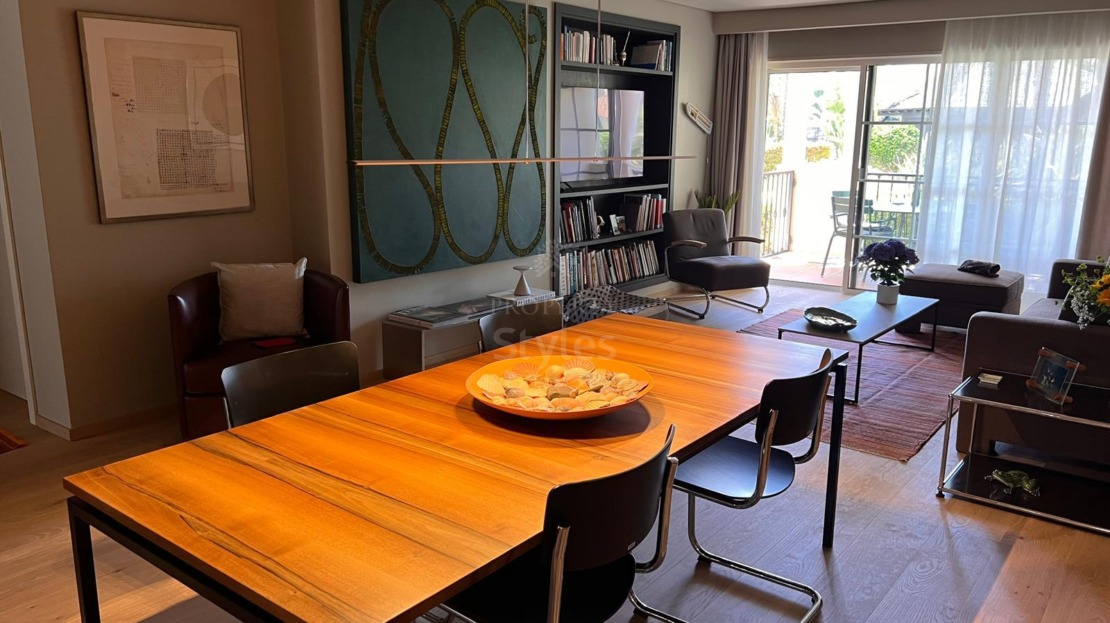 Fully refurbished ground-floor three bedroom apartment in Vila Sol